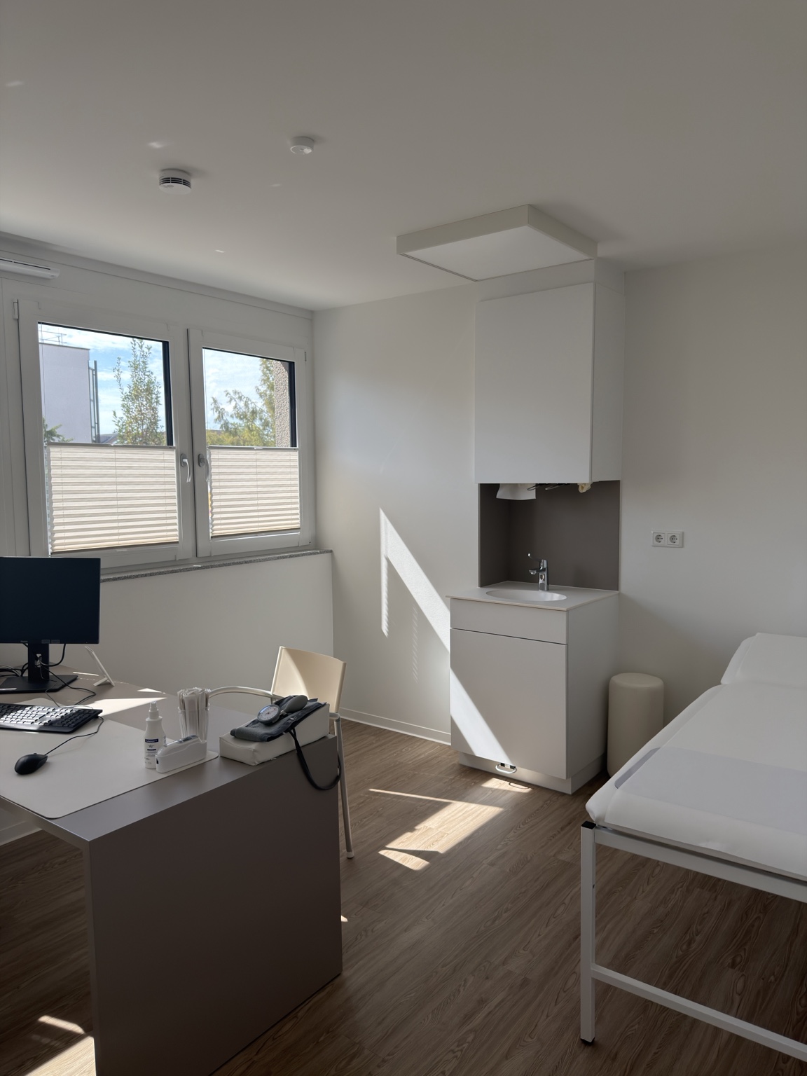 Behandlungsraum der Hausarztpraxis Grams & Junesch in Heilbronn